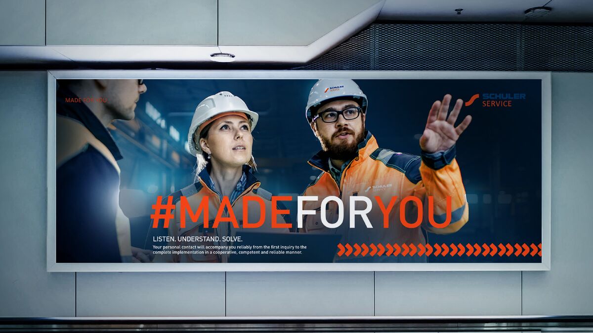 Werbe-Billboard mit einer Schuler Service Anzeige im urbanen Raum