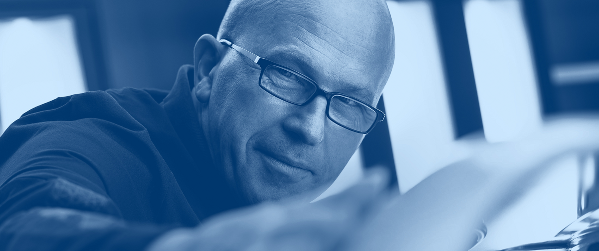 Mann blickt in die Ferne